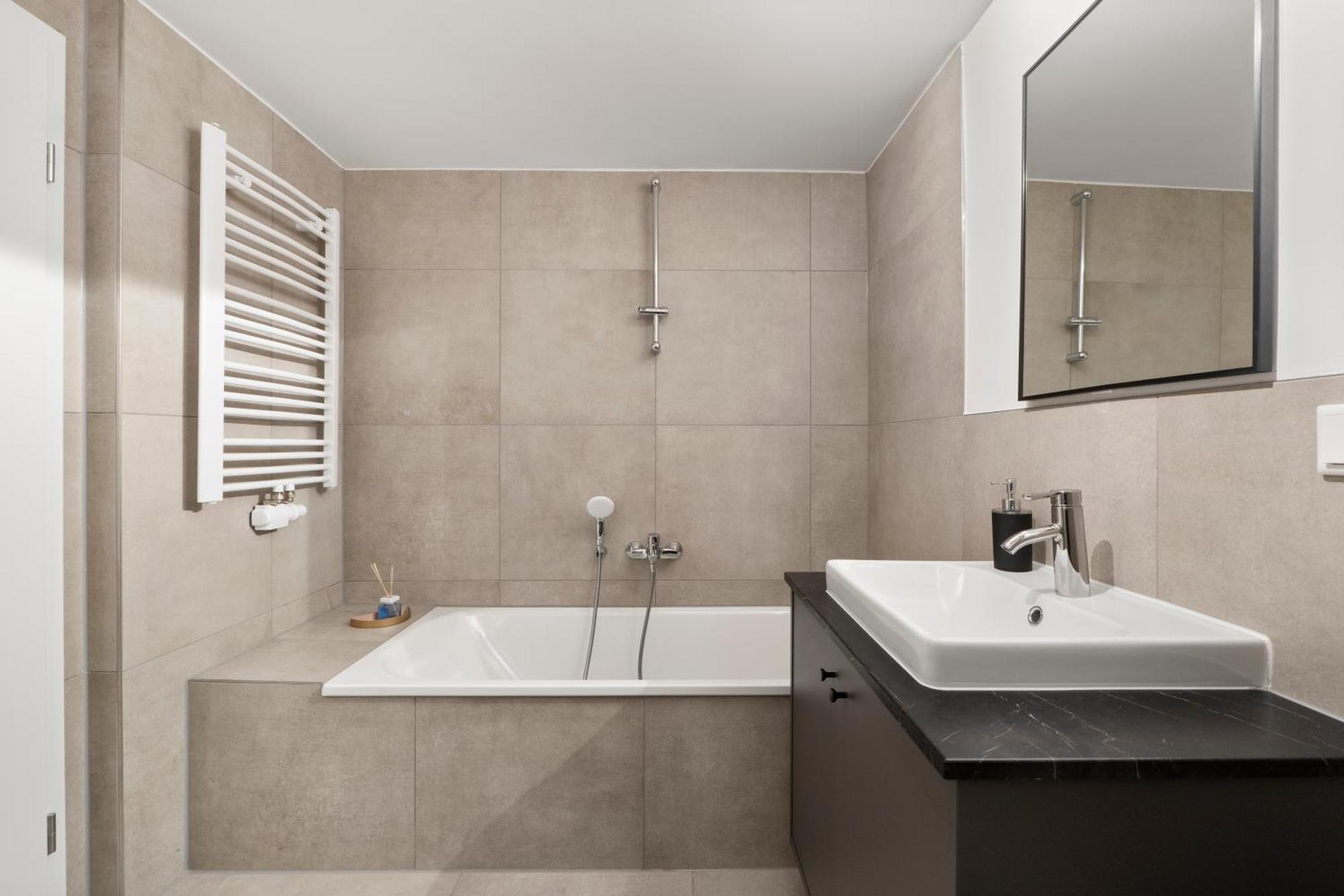 *Top* Moderne Wohnung - Naehe Koeln: Dom, Messe, Flughafen, Lanxess-Arena ベルギッシュ・グラートバッハ エクステリア 写真
