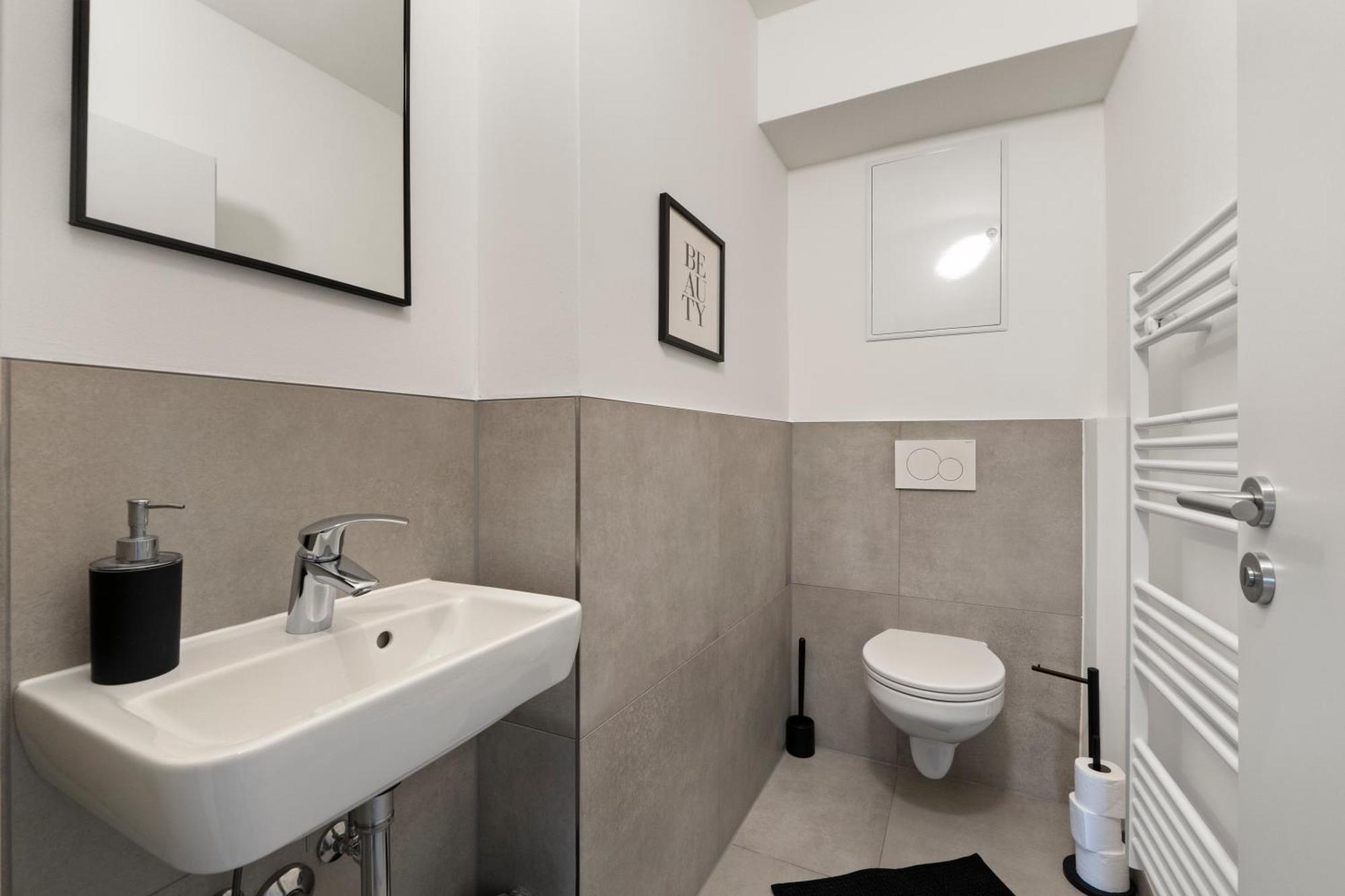 *Top* Moderne Wohnung - Naehe Koeln: Dom, Messe, Flughafen, Lanxess-Arena ベルギッシュ・グラートバッハ エクステリア 写真