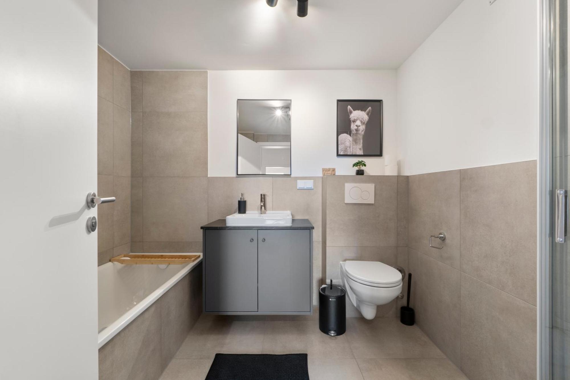 *Top* Moderne Wohnung - Naehe Koeln: Dom, Messe, Flughafen, Lanxess-Arena ベルギッシュ・グラートバッハ エクステリア 写真
